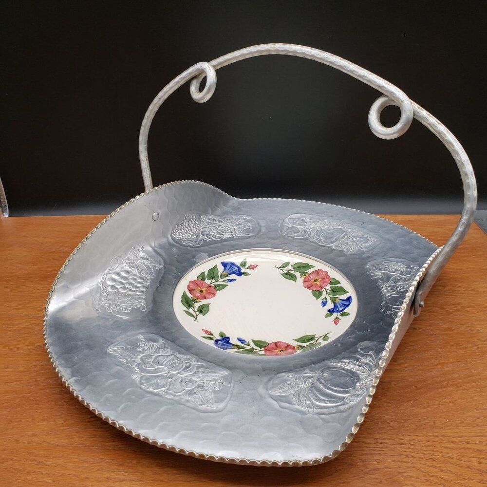 Vintage Cromwell Hammered Aluminum Handled Tray w Shenandoah Floral Center